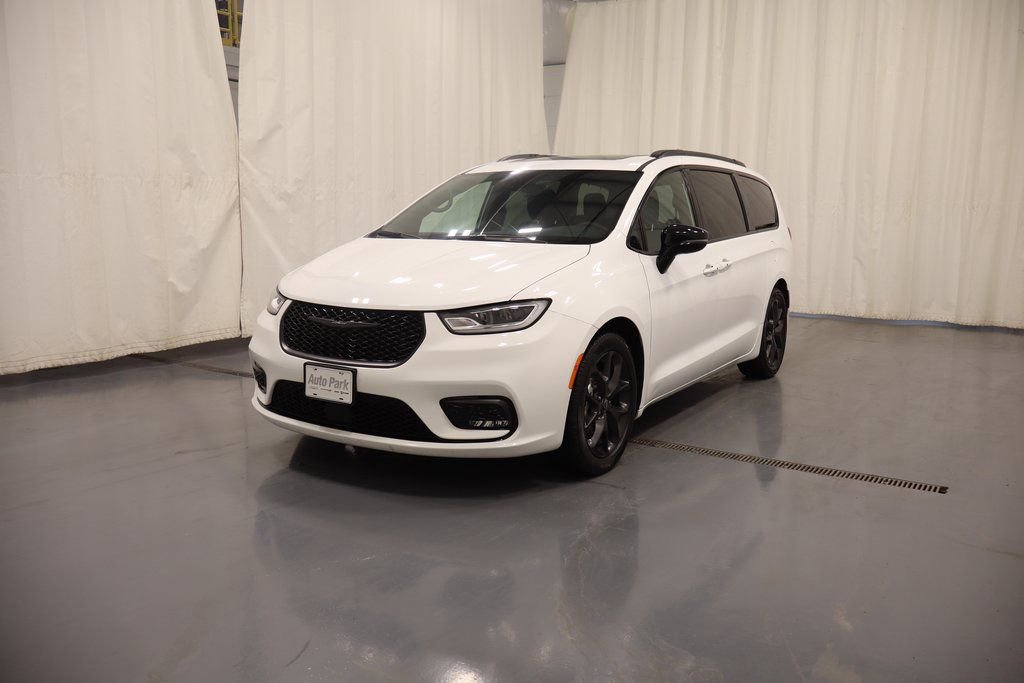 Used 2025 Chrysler Pacifica Limited image 5