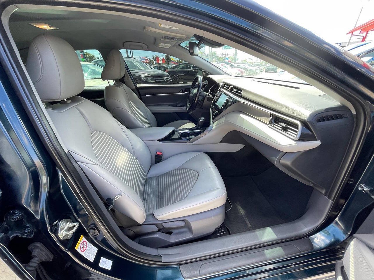 Used 2019 Toyota Camry SE w/ Convenience Package FWD image 16