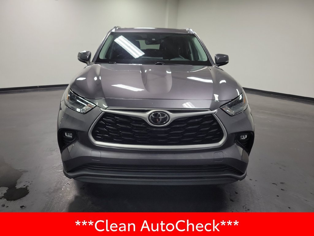 Used 2021 Toyota Highlander XLE AWD/4WD image 3