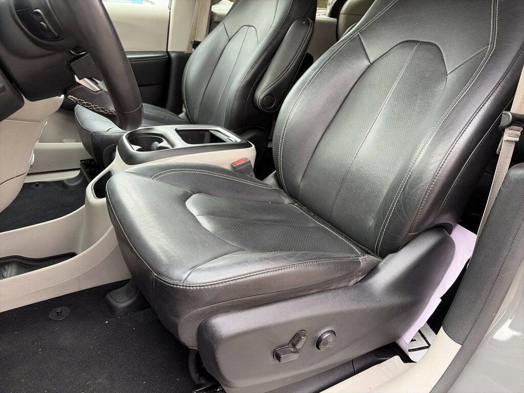 Used 2022 Chrysler Pacifica Touring-L image 28