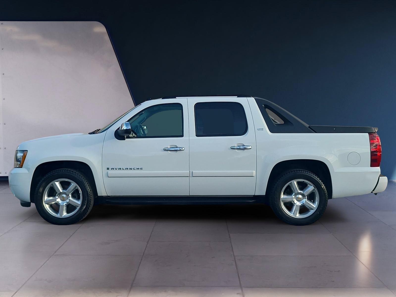 Used 2008 Chevrolet Avalanche LTZ w/ LTZ Preferred Equipment Group RWD image 2
