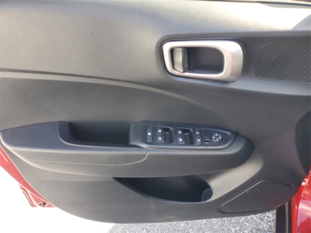 Used 2024 Hyundai Venue SEL image 17