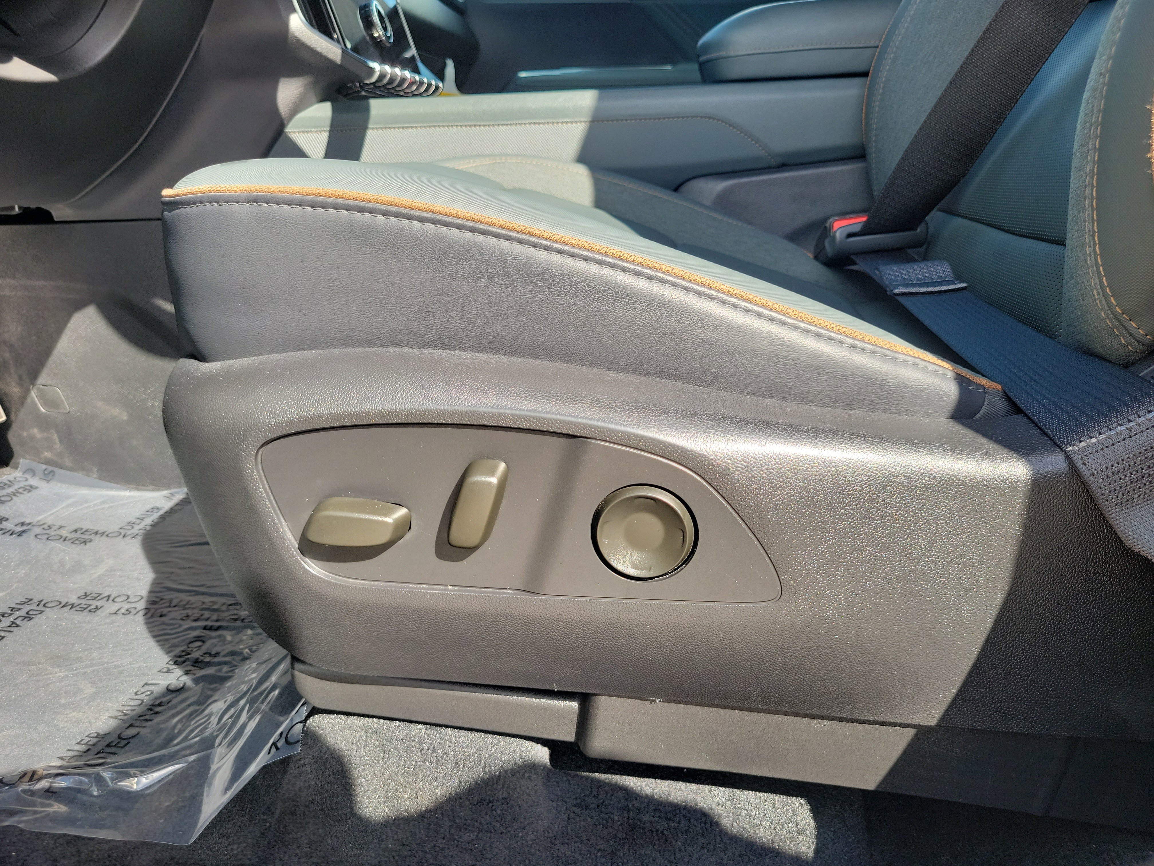 Used 2024 GMC Acadia AT4 w/ Luxury Package image 12