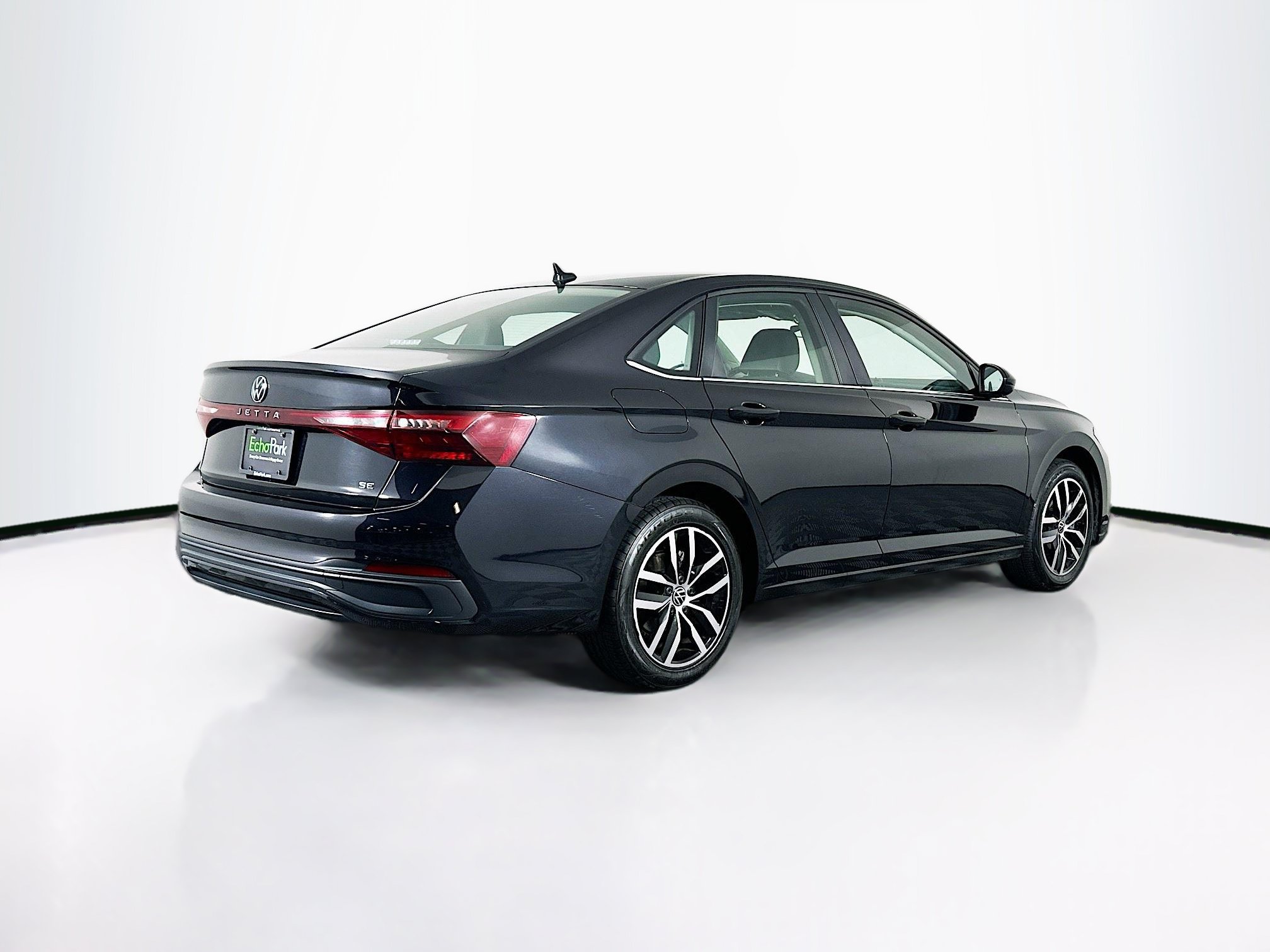 Used 2025 Volkswagen Jetta SE FWD image 9