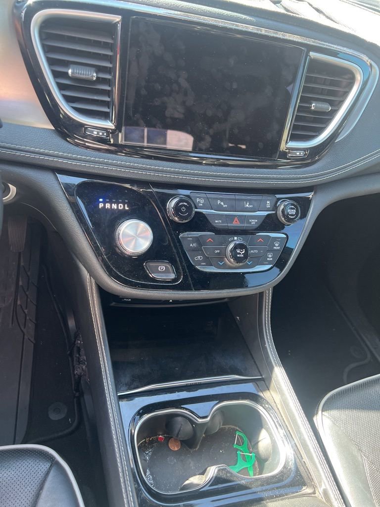 Used 2021 Chrysler Pacifica Limited w/ Uconnect Theater Family Group image 10