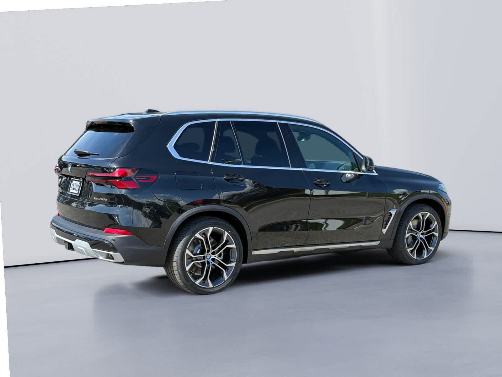 New 2026 BMW X5 xDrive50e w/ Climate Comfort Package AWD/4WD image 3