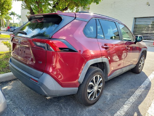 Used 2019 Toyota RAV4 LE FWD image 3