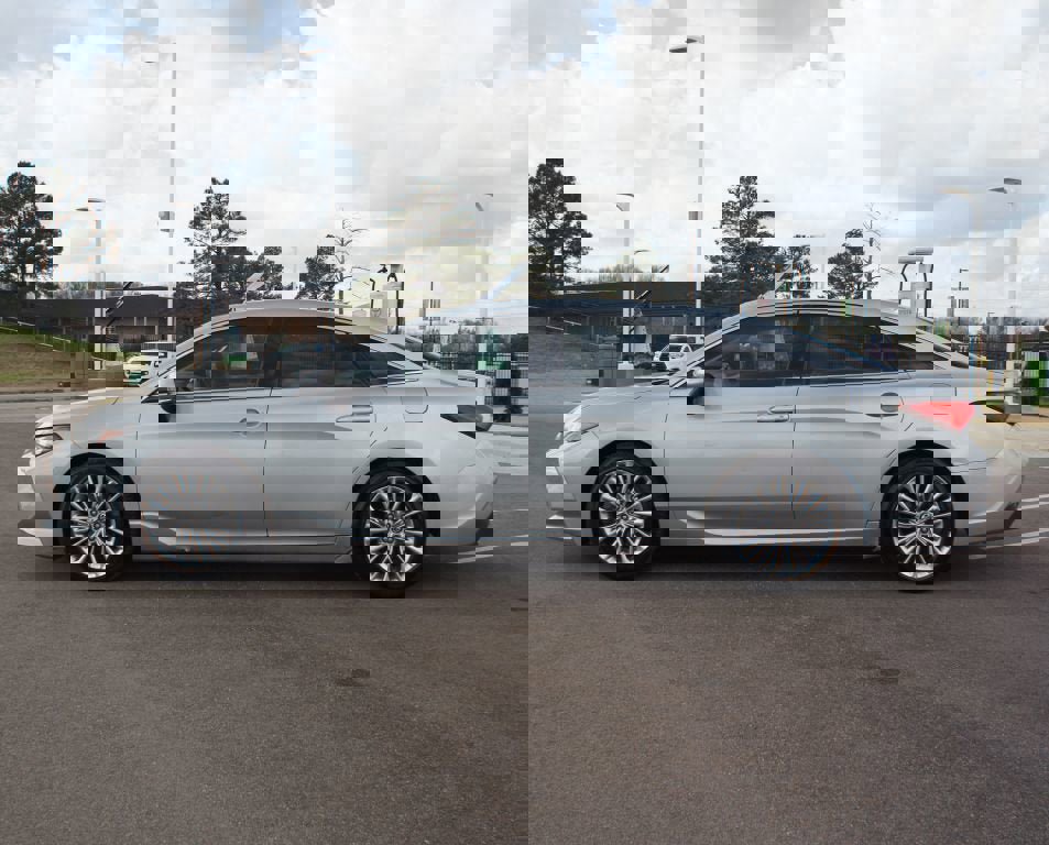 Used 2019 Toyota Avalon Limited image 10