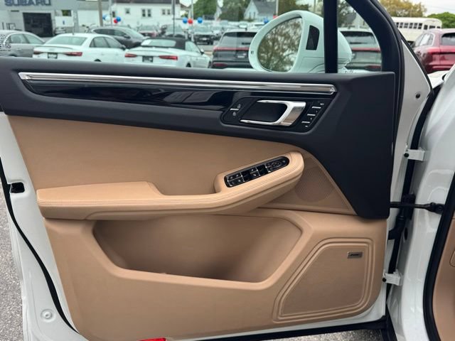 Used 2025 Porsche Macan AWD/4WD image 10