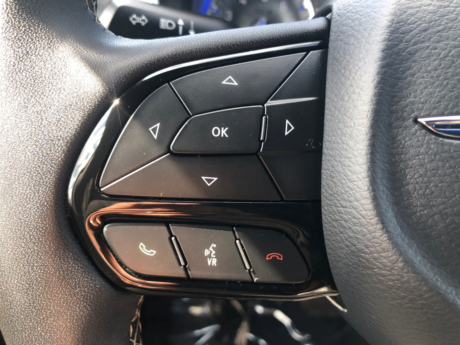 Used 2025 Chrysler Pacifica Limited FWD image 7