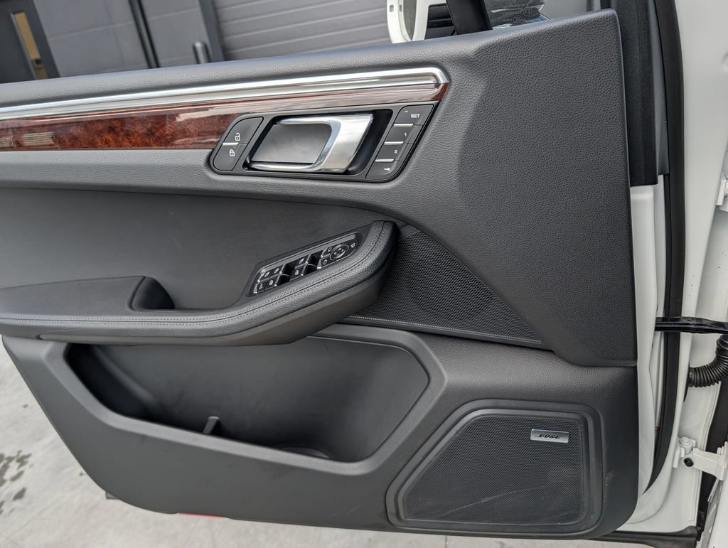 Certified 2025 Porsche Macan AWD/4WD image 18