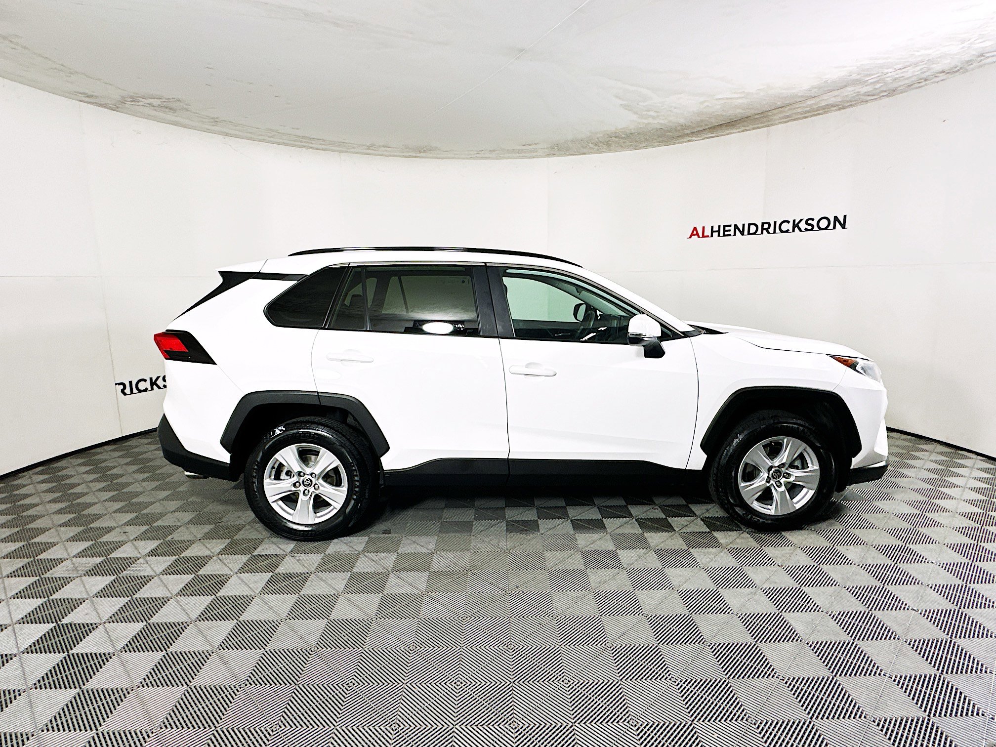 Used 2021 Toyota RAV4 XLE image 2