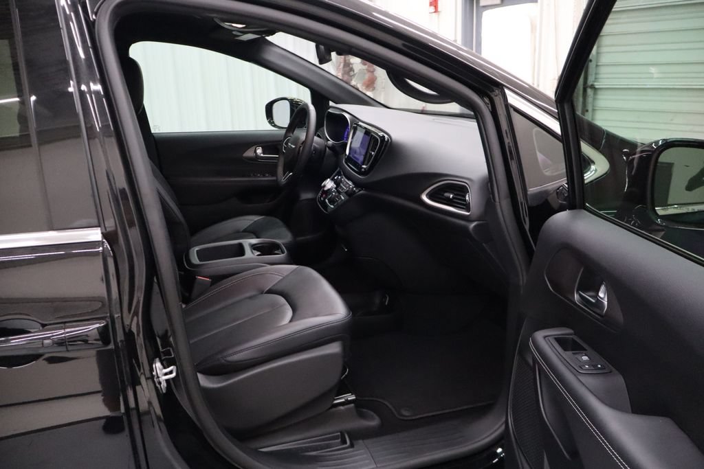 Used 2025 Chrysler Pacifica Select FWD image 30