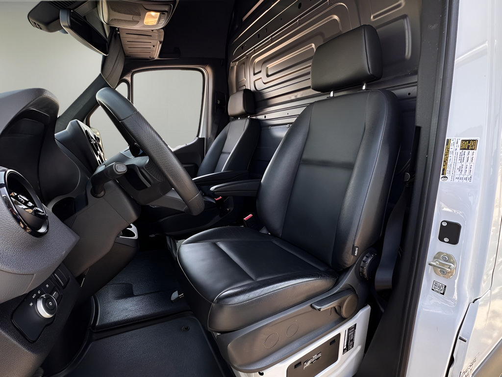 Used 2025 Mercedes-Benz Sprinter 2500 image 7
