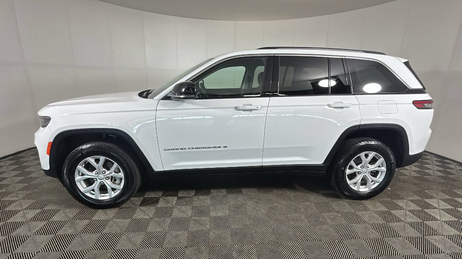 Used 2023 Jeep Grand Cherokee Limited AWD/4WD image 6