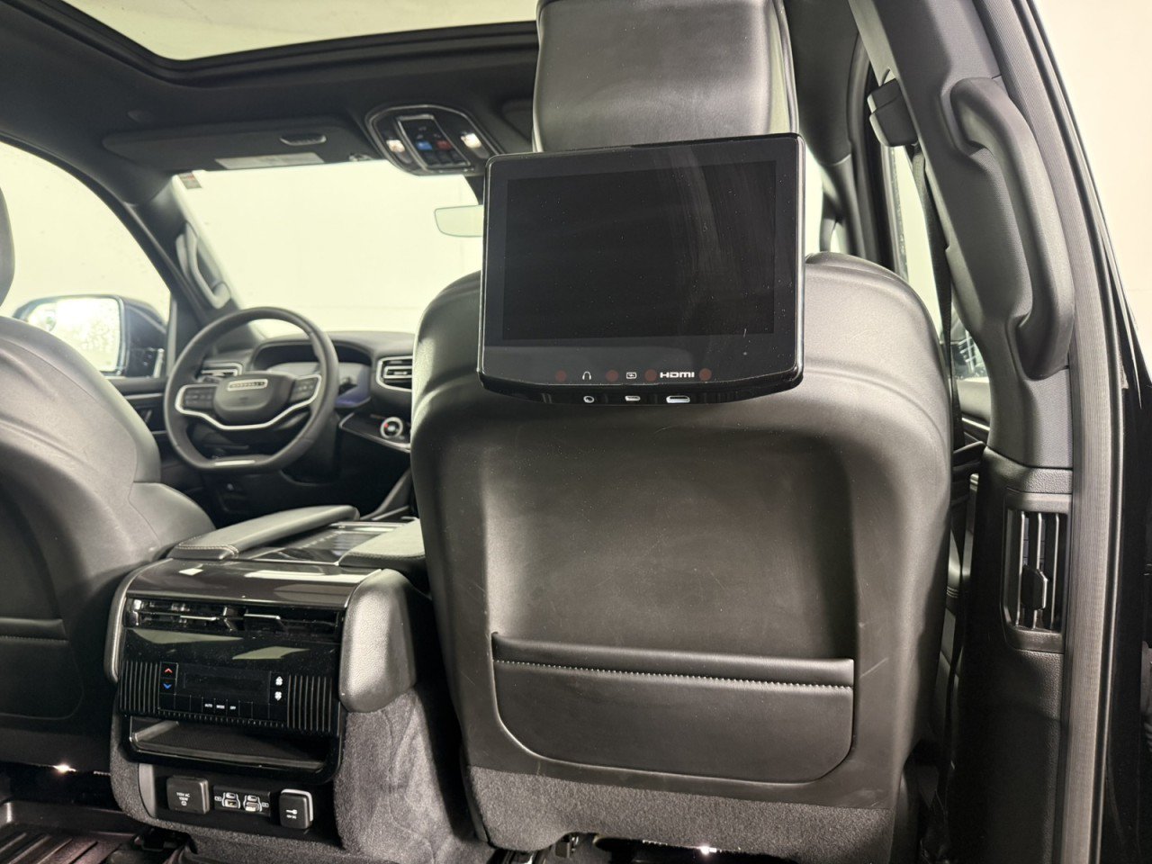 Used 2023 Jeep Wagoneer 4WD w/ Premium Group I image 15