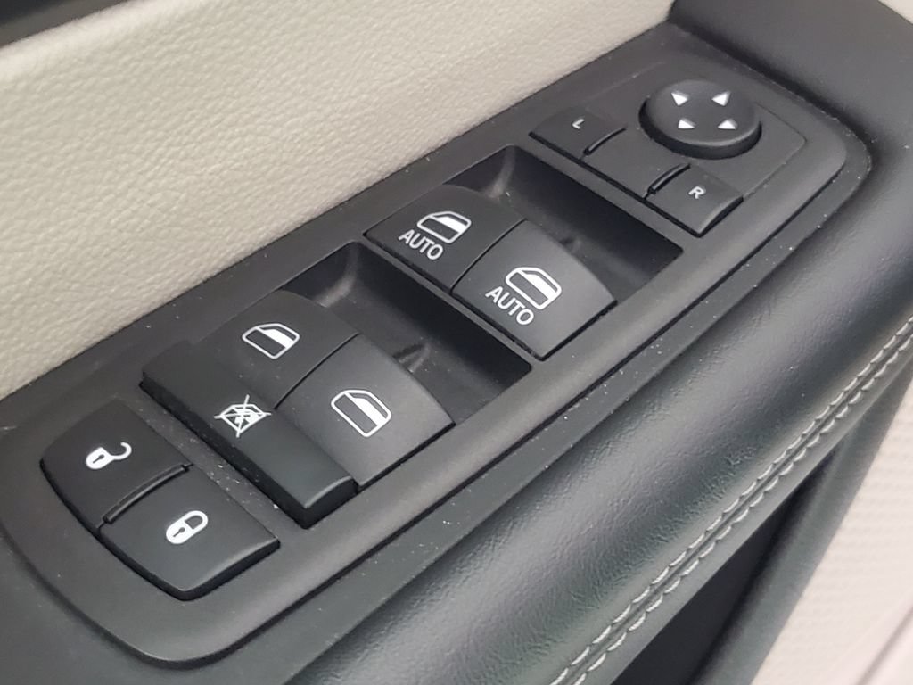 Used 2023 Chrysler Pacifica Touring-L FWD image 9