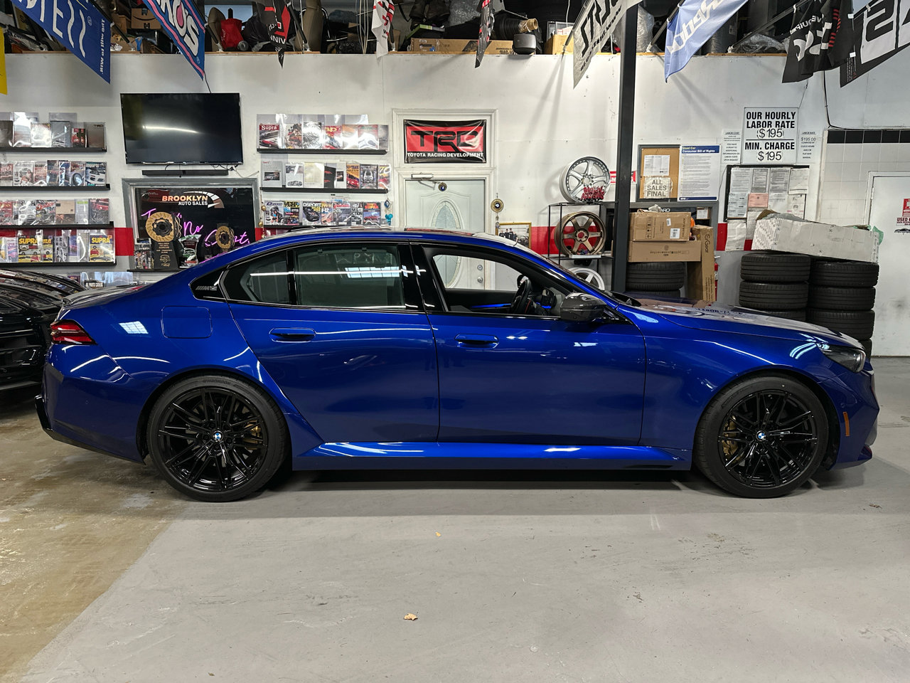 Used 2025 BMW M5 w/ Carbon Package image 4