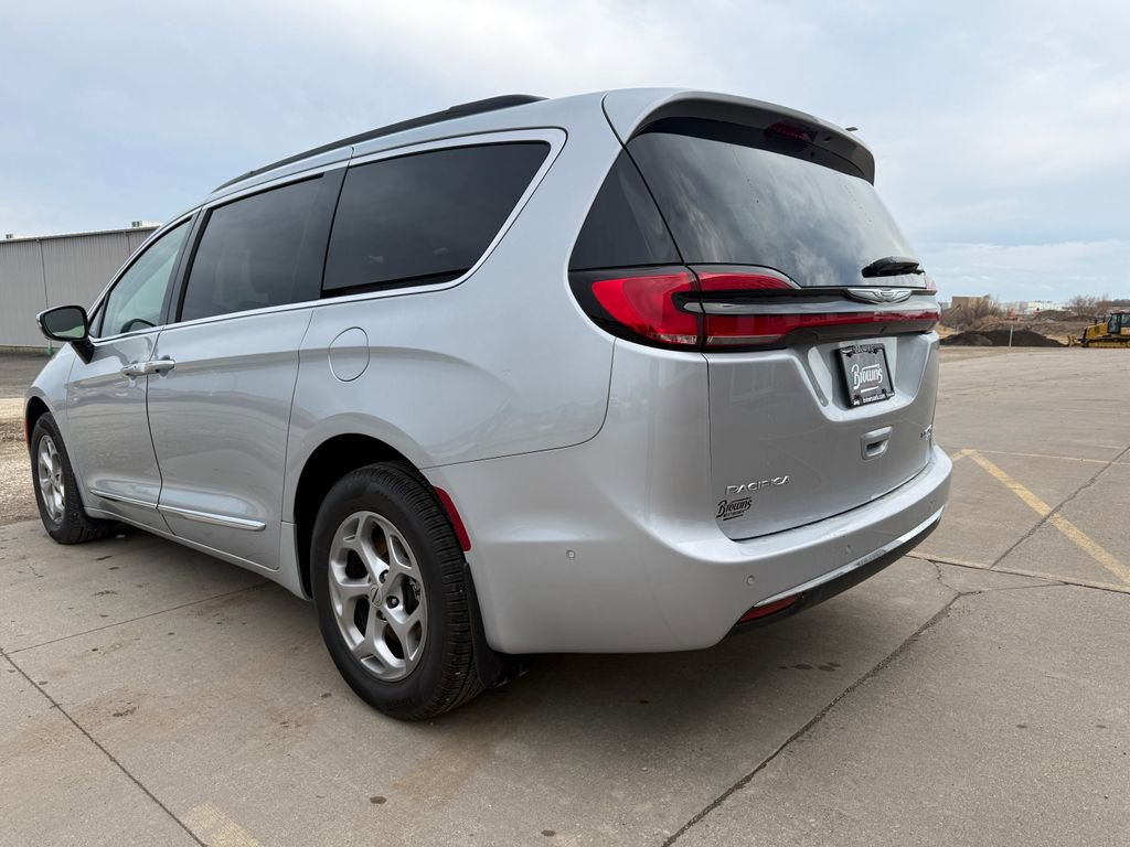 Used 2023 Chrysler Pacifica Limited AWD/4WD image 7