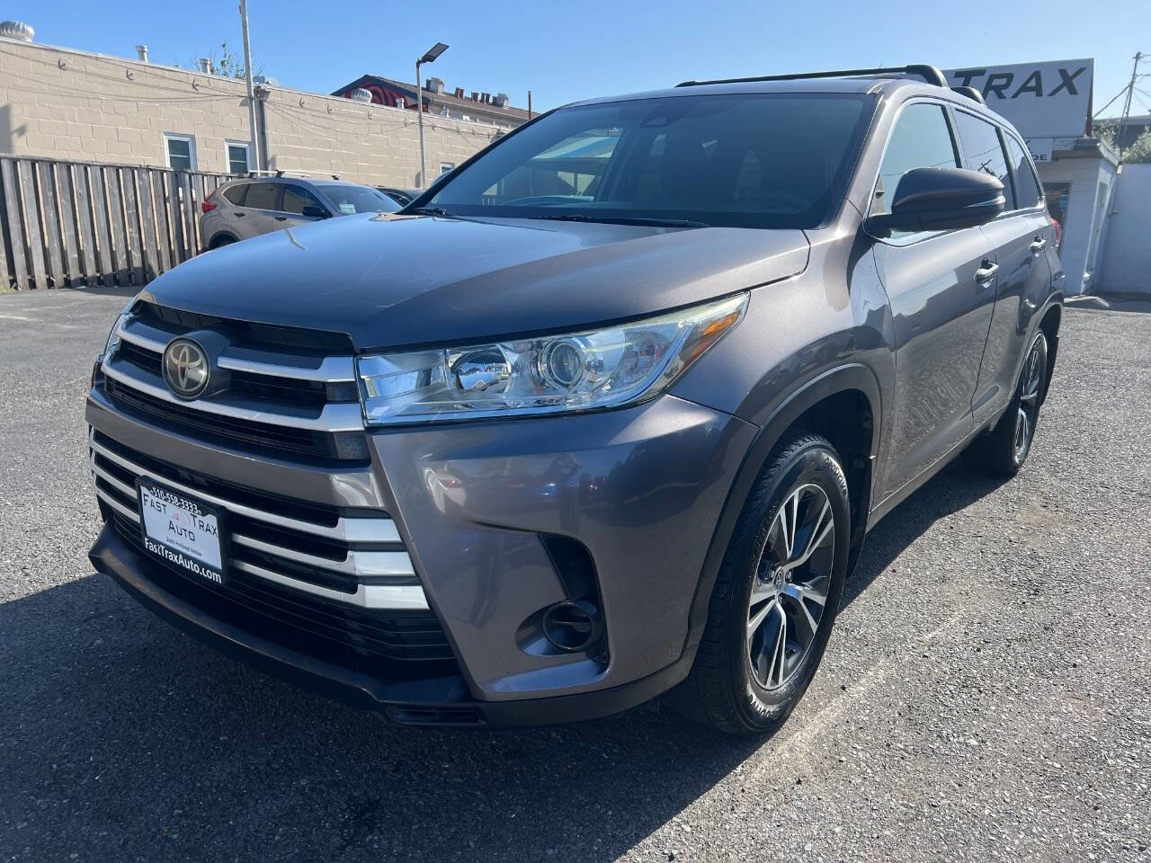 Used 2019 Toyota Highlander LE w/ Carpet Mat Package (TMS) FWD image 2