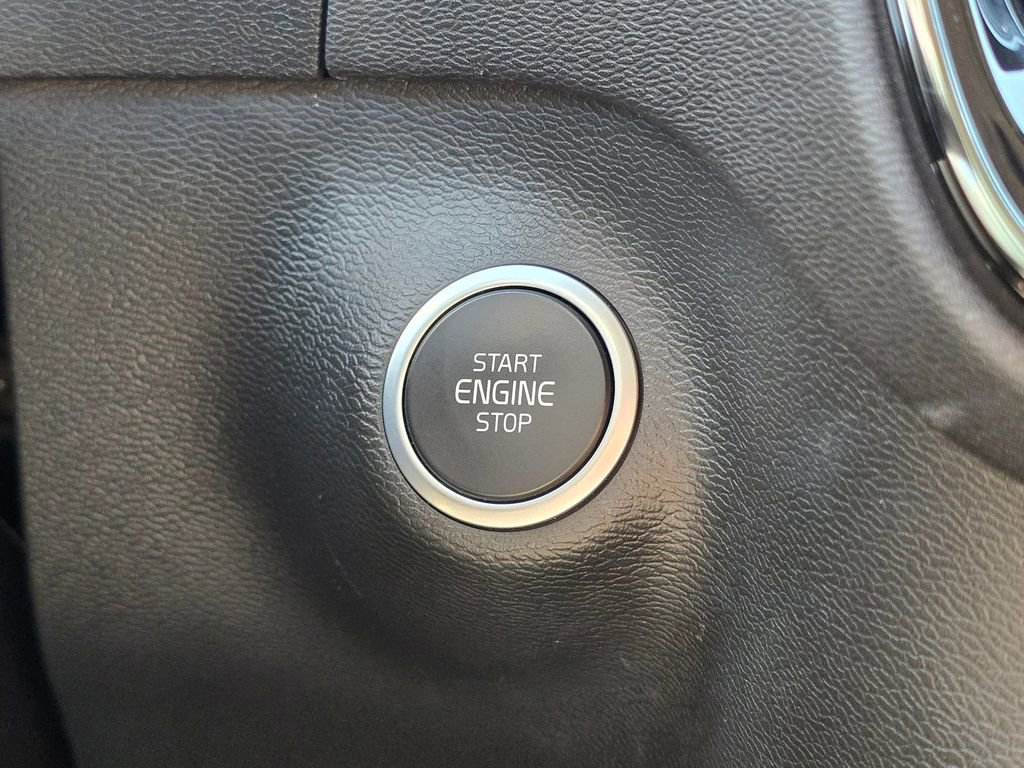 Used 2023 Volvo XC40 B5 Plus image 38