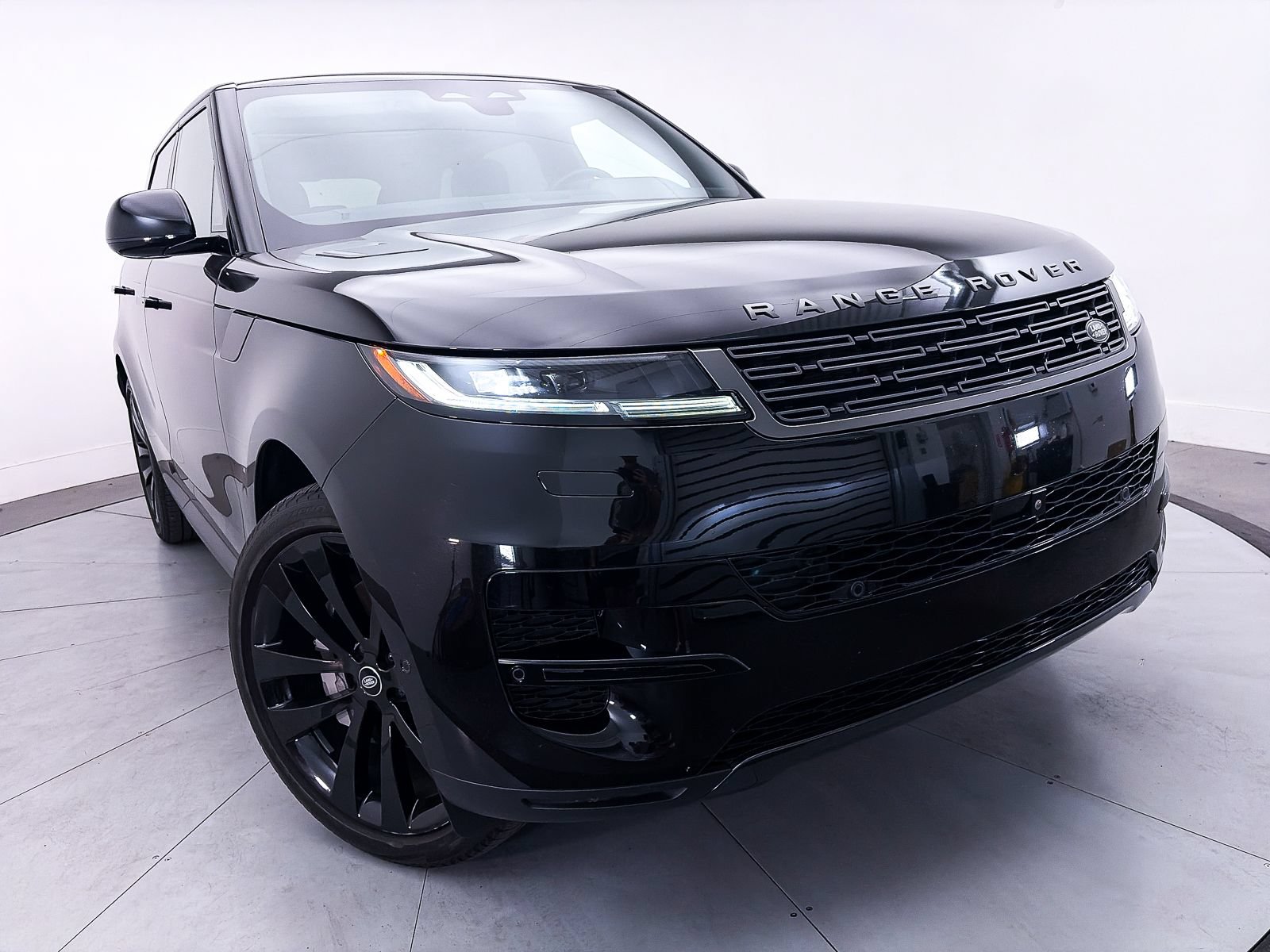 Used 2024 Land Rover Range Rover Sport SE AWD/4WD image 3