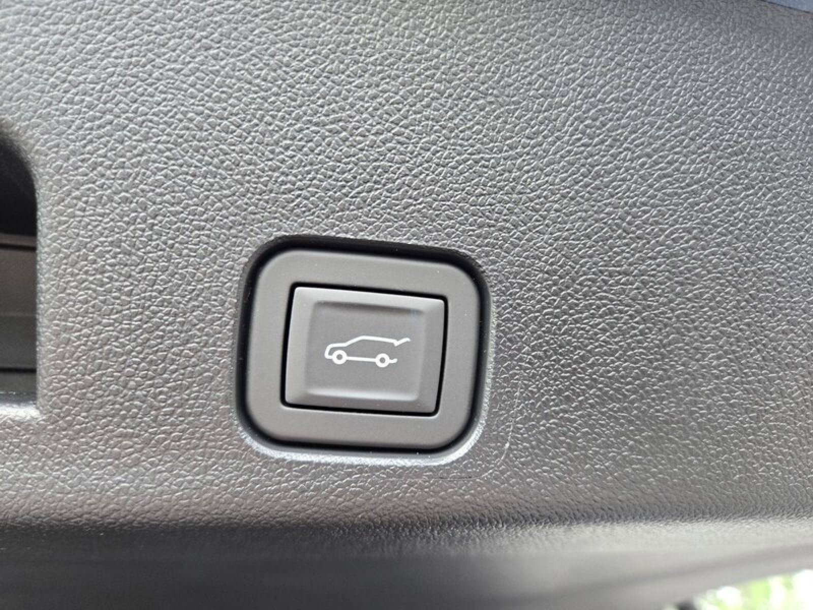 New 2026 GMC Acadia Denali Ultimate w/ LPO, Floor Liner Package FWD image 9
