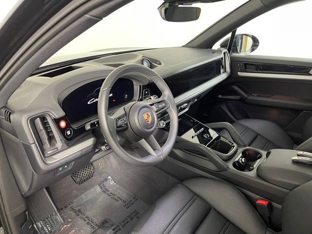 Used 2025 Porsche Cayenne image 4