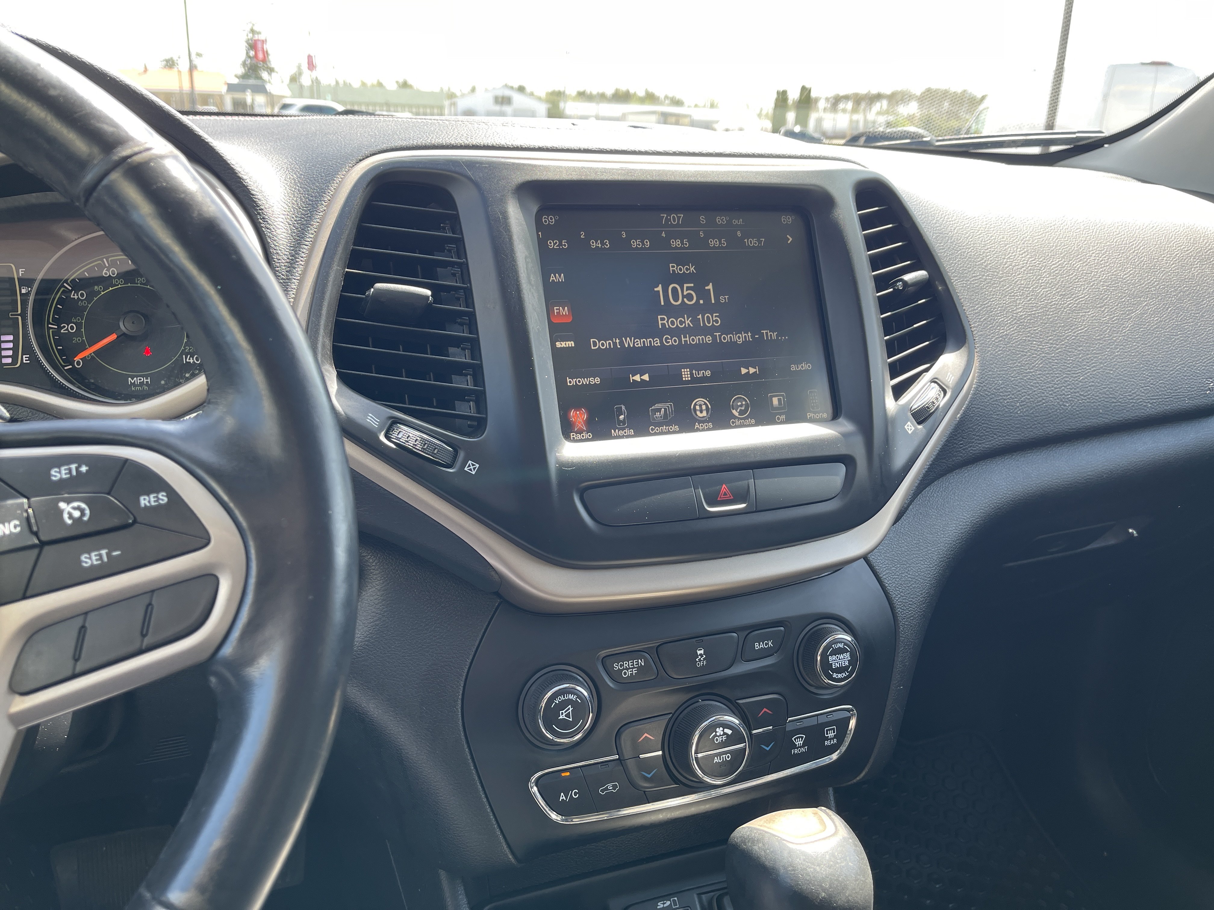 Used 2017 Jeep Cherokee Latitude AWD/4WD image 17