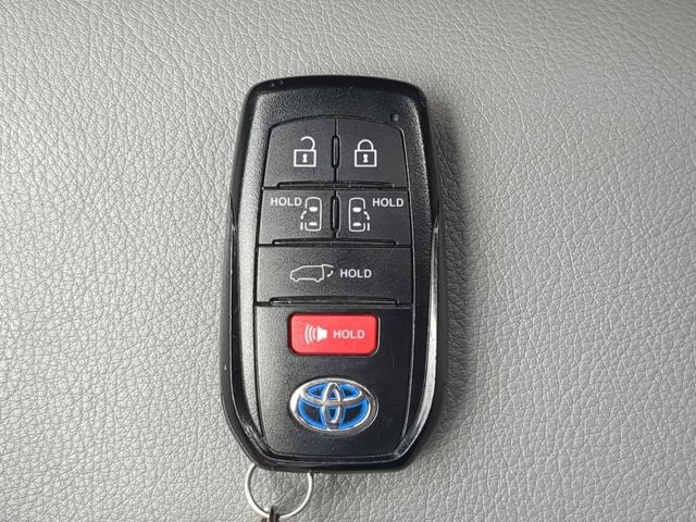 Used 2025 Toyota Sienna XLE FWD image 36