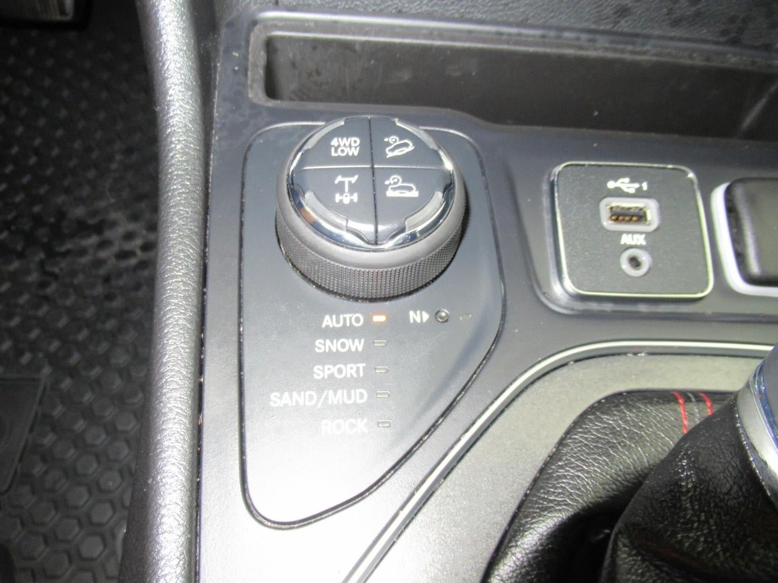 Used 2019 Jeep Cherokee Trailhawk w/ Comfort/Convenience Group AWD/4WD image 32