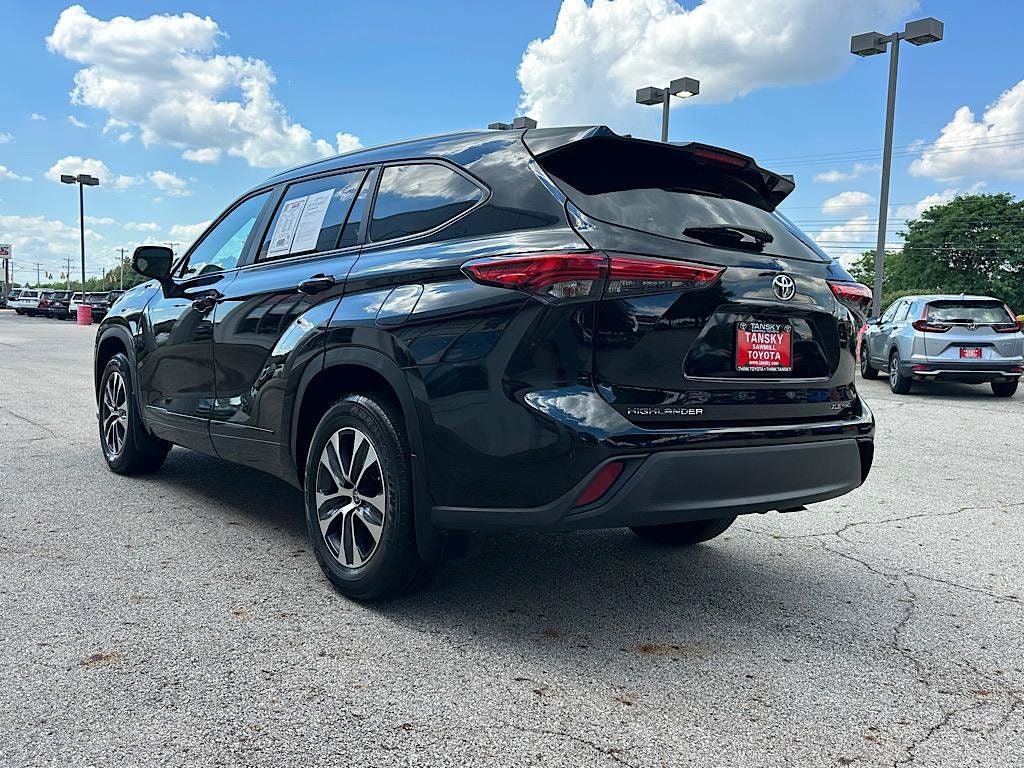 Certified 2023 Toyota Highlander XLE AWD/4WD image 3