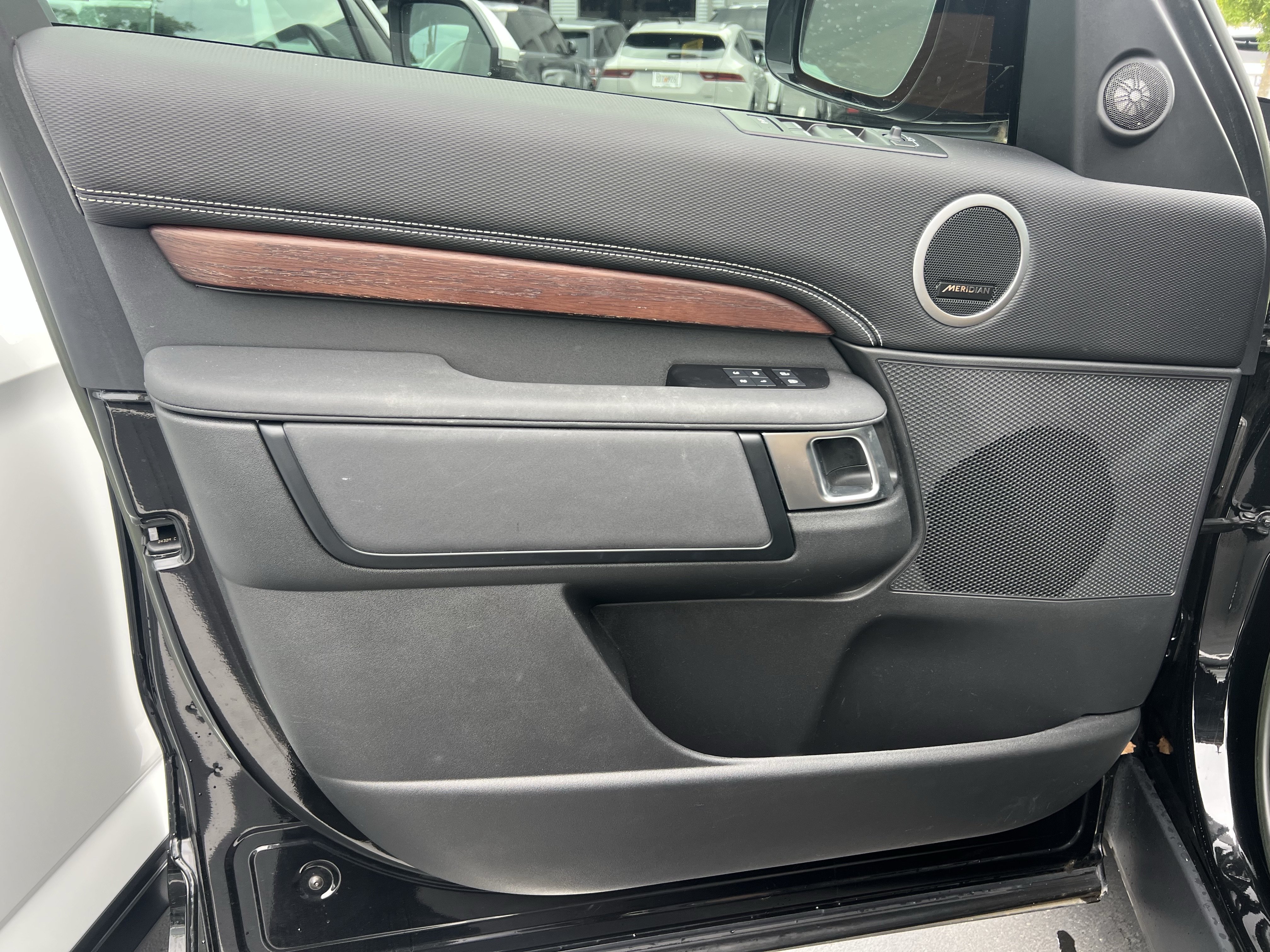 Certified 2023 Land Rover Discovery HSE R-Dynamic AWD/4WD image 14