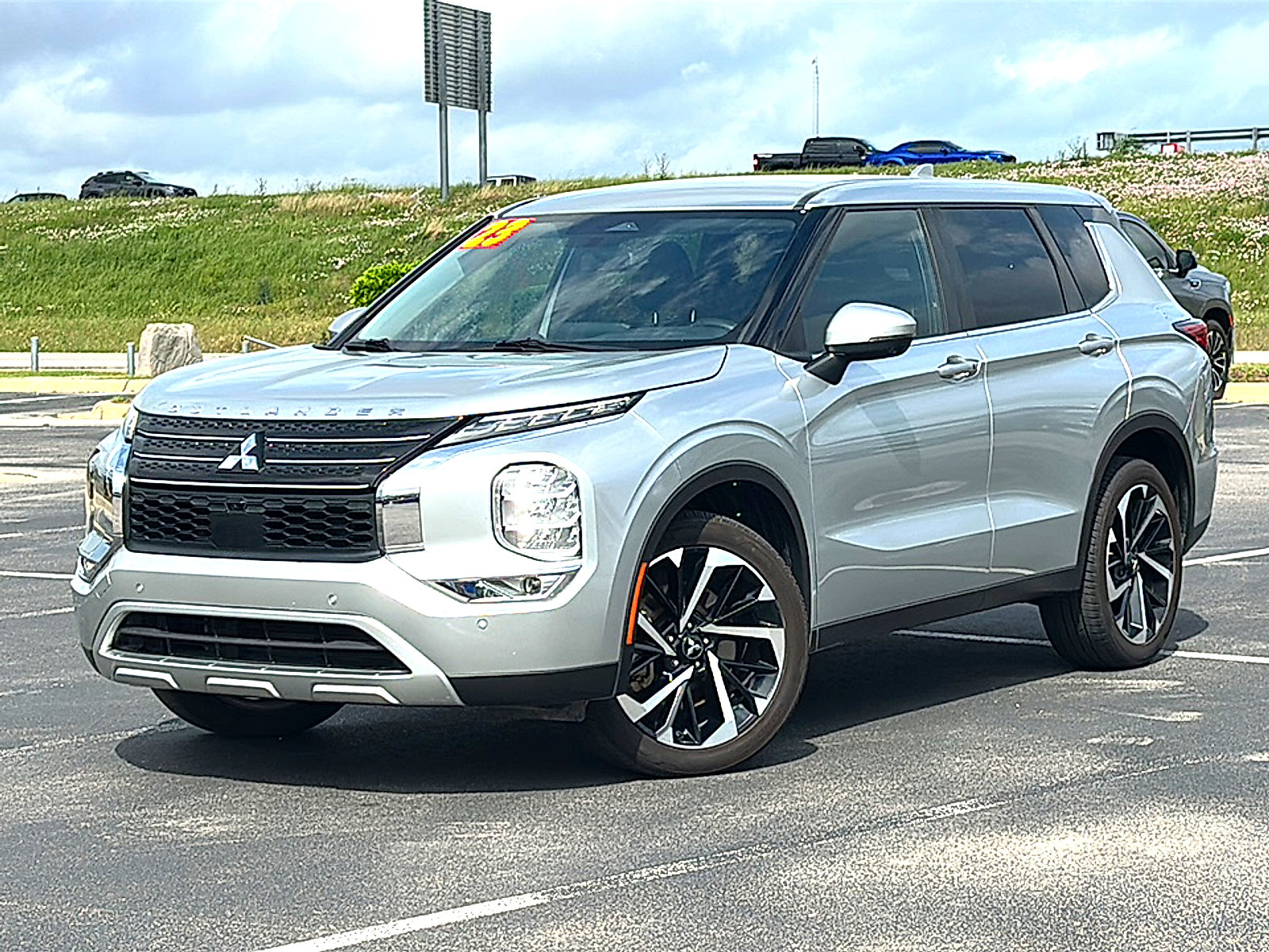 Used 2023 Mitsubishi Outlander SE FWD image 2
