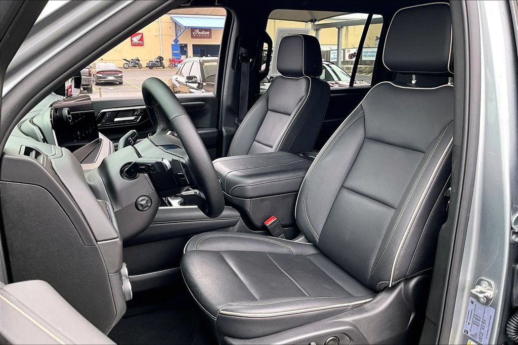 Used 2025 Chevrolet Suburban Premier AWD/4WD image 35