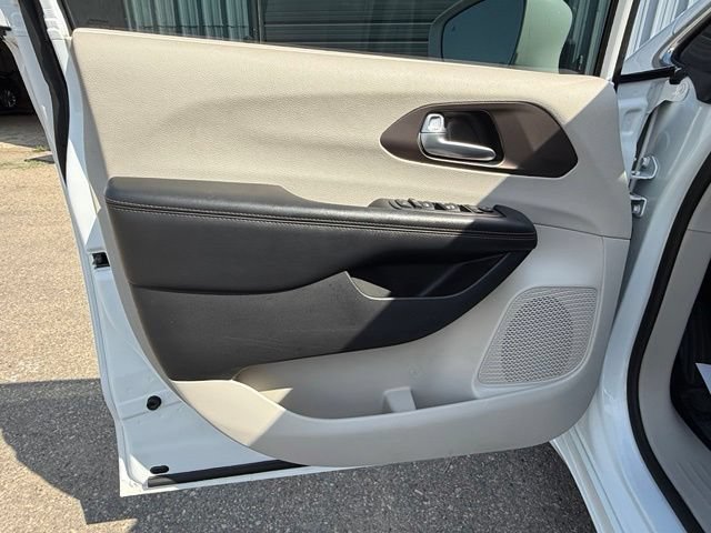 Used 2018 Chrysler Pacifica Touring Plus w/ Tire & Wheel Group FWD image 11