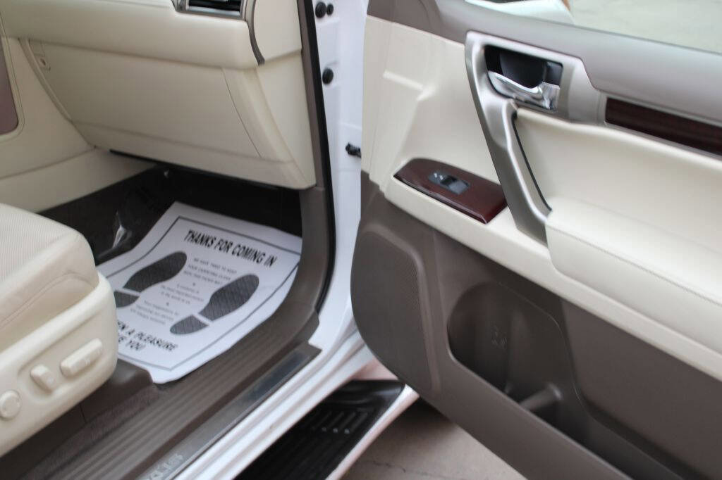 Used 2019 Lexus GX 460 Premium w/ Premium Package image 12