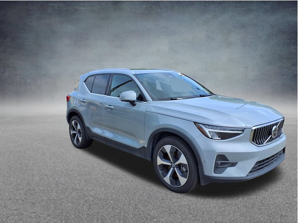 Used 2025 Volvo XC40 B5 Plus AWD/4WD image 4
