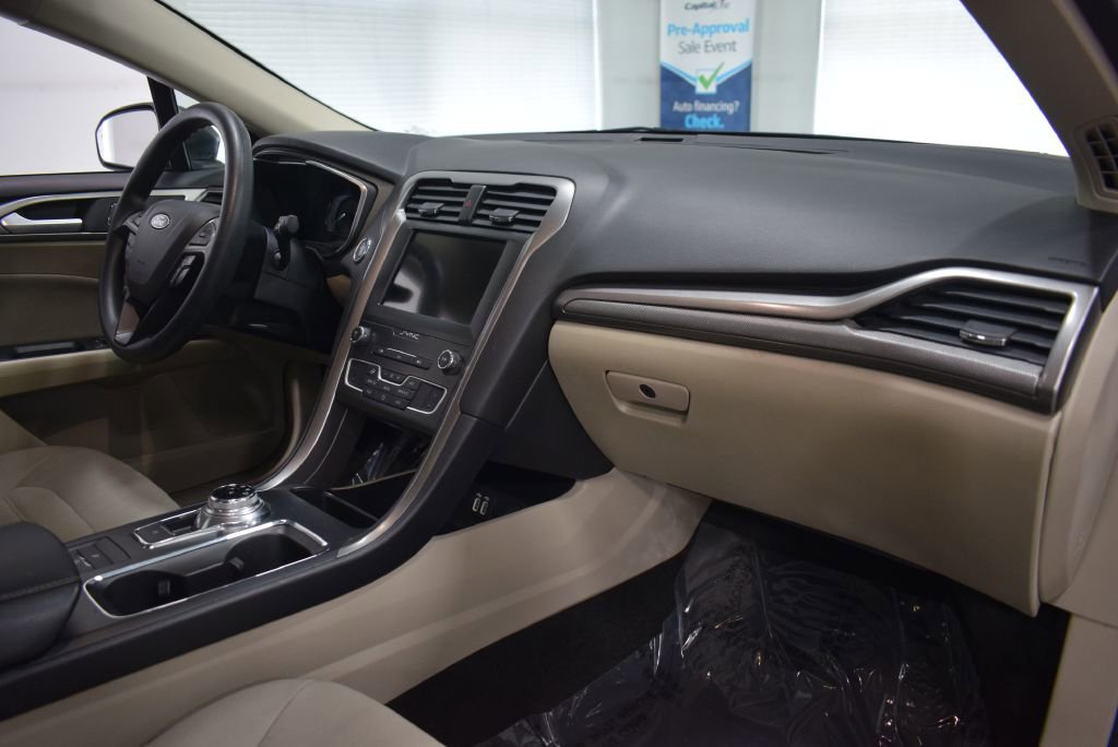 Used 2020 Ford Fusion SE image 18