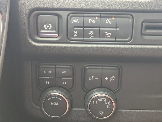 Used 2024 Chevrolet Suburban Z71 w/ Luxury Package image 30