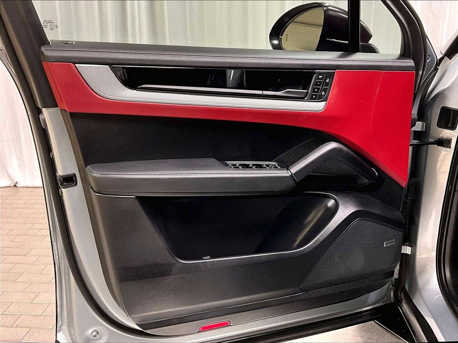 Used 2024 Porsche Cayenne image 25