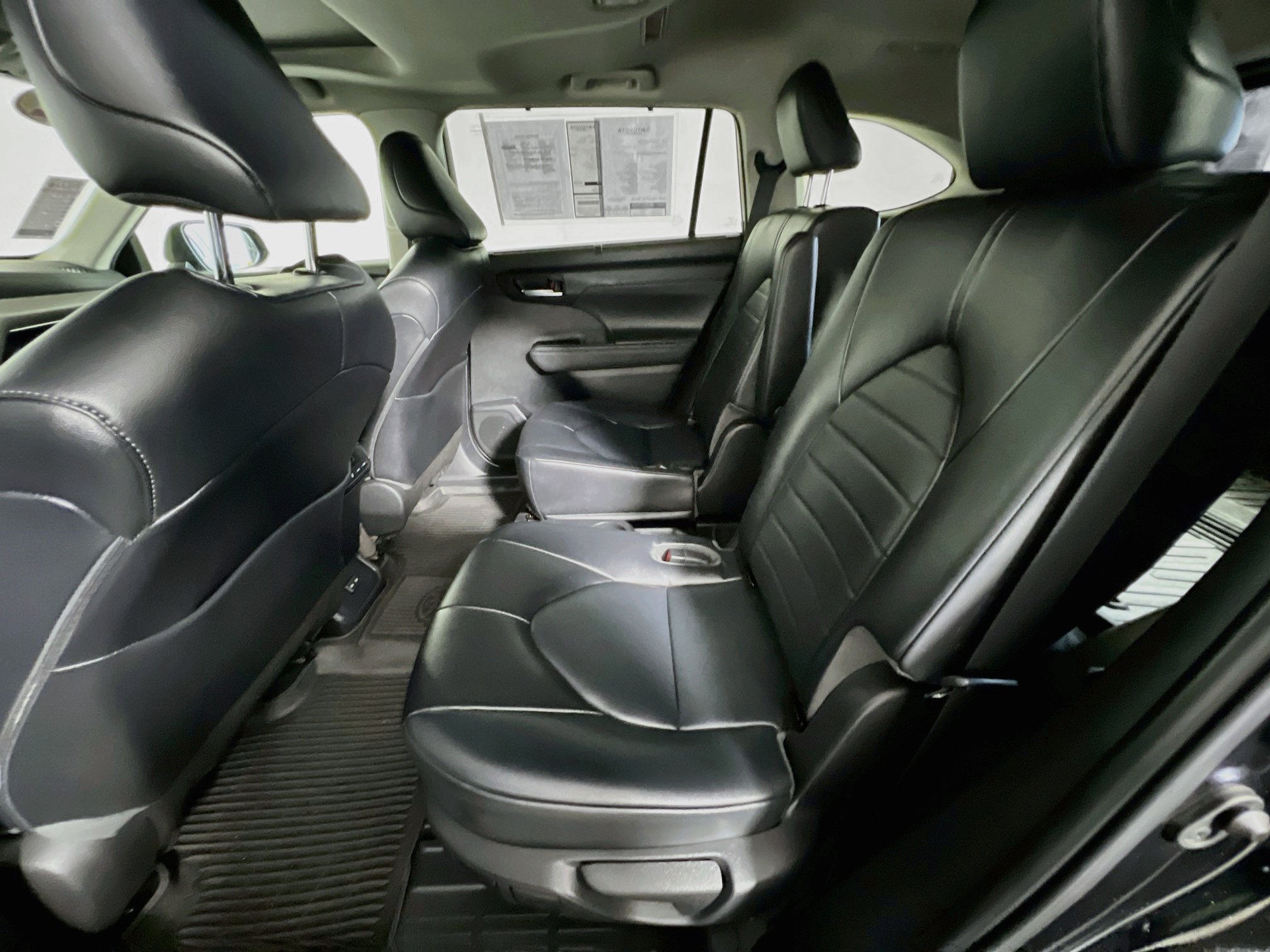 Used 2022 Toyota Highlander XLE FWD image 28