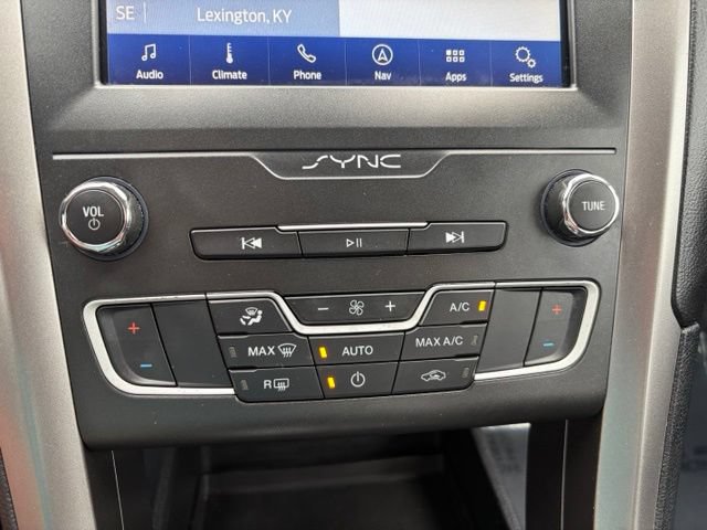 Used 2020 Ford Fusion SE FWD image 24