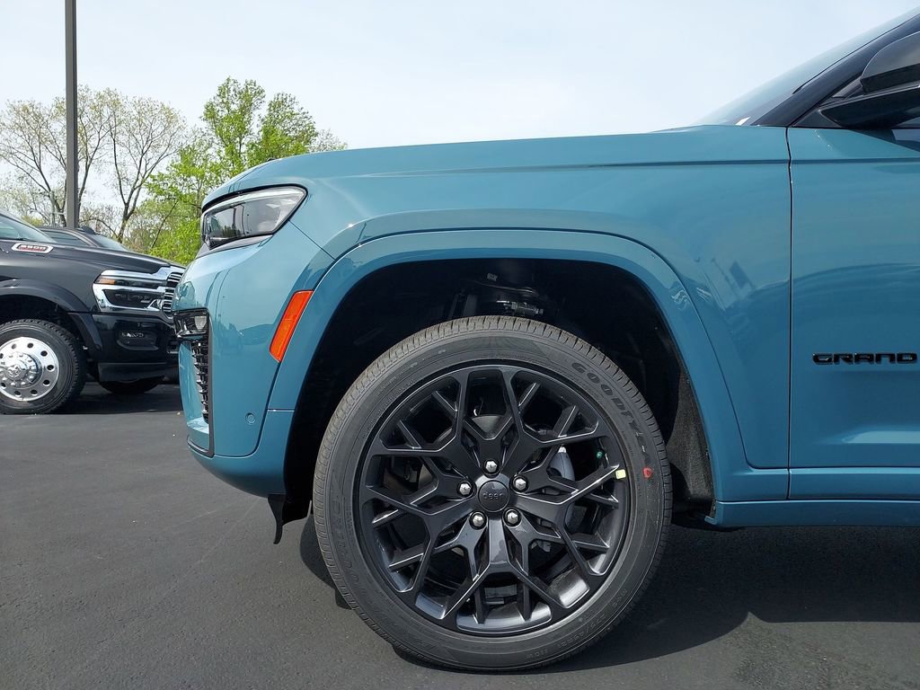 New 2026 Jeep Grand Cherokee Summit w/ Obsidian Package AWD/4WD image 16