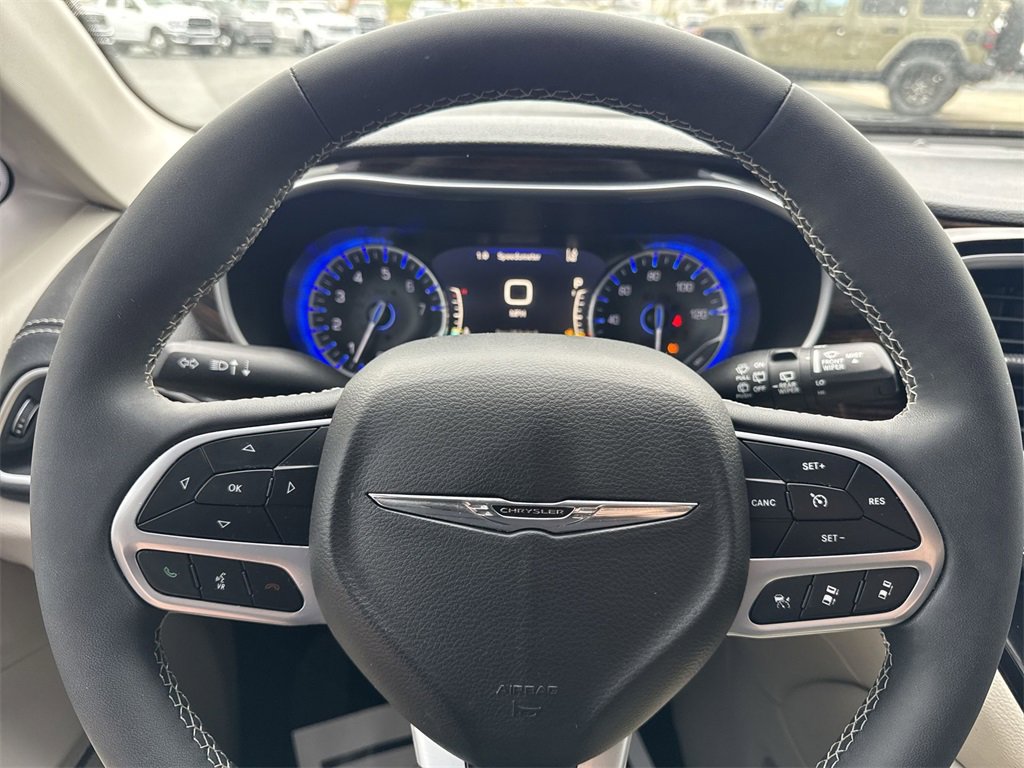 Used 2022 Chrysler Pacifica Limited image 14