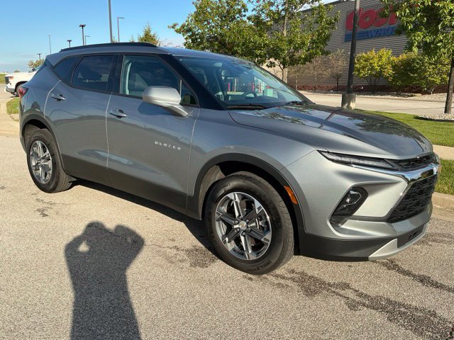 New 2025 Chevrolet Blazer LT w/ Convenience Package AWD/4WD image 2
