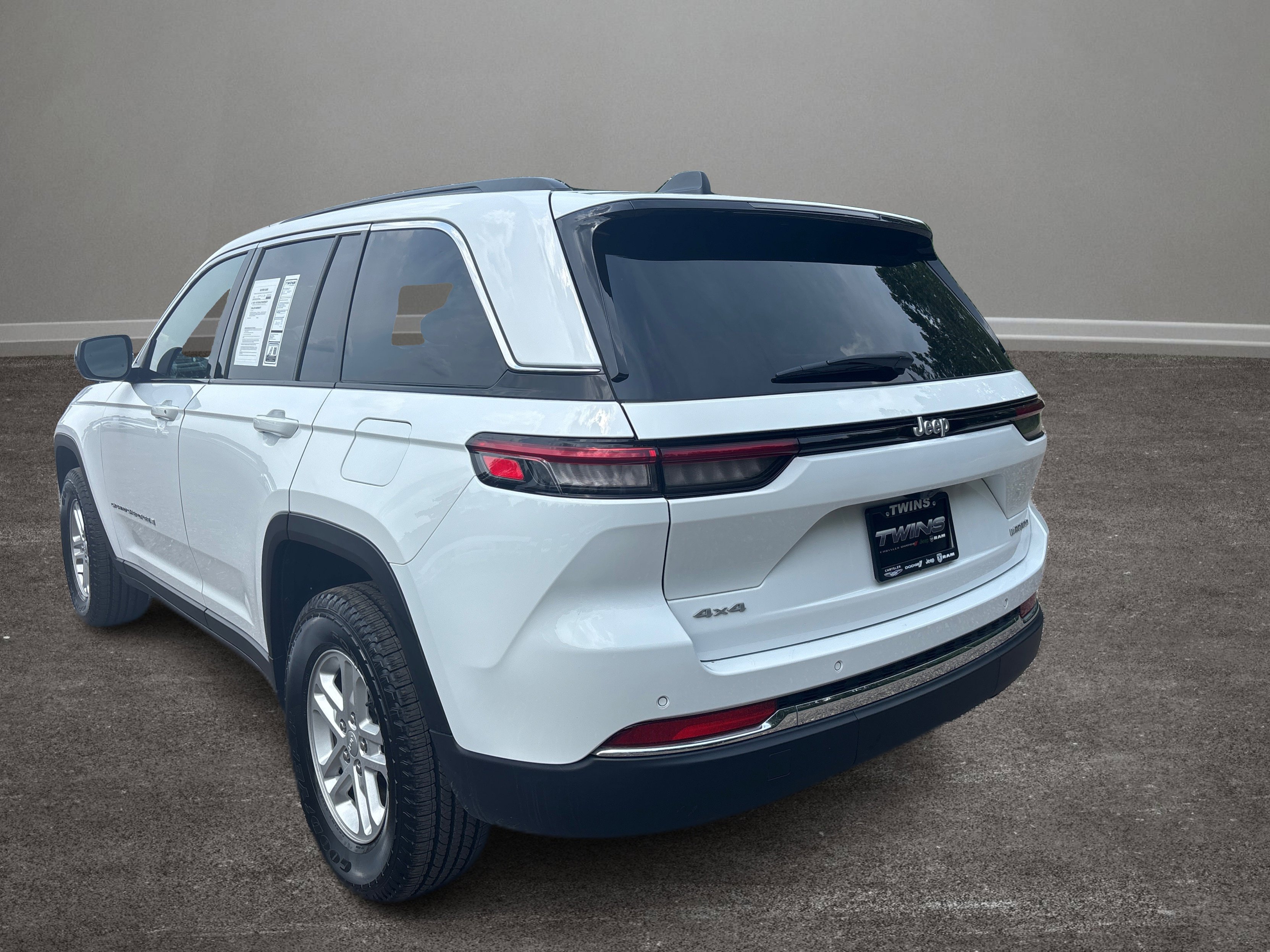 Used 2024 Jeep Grand Cherokee Laredo image 36