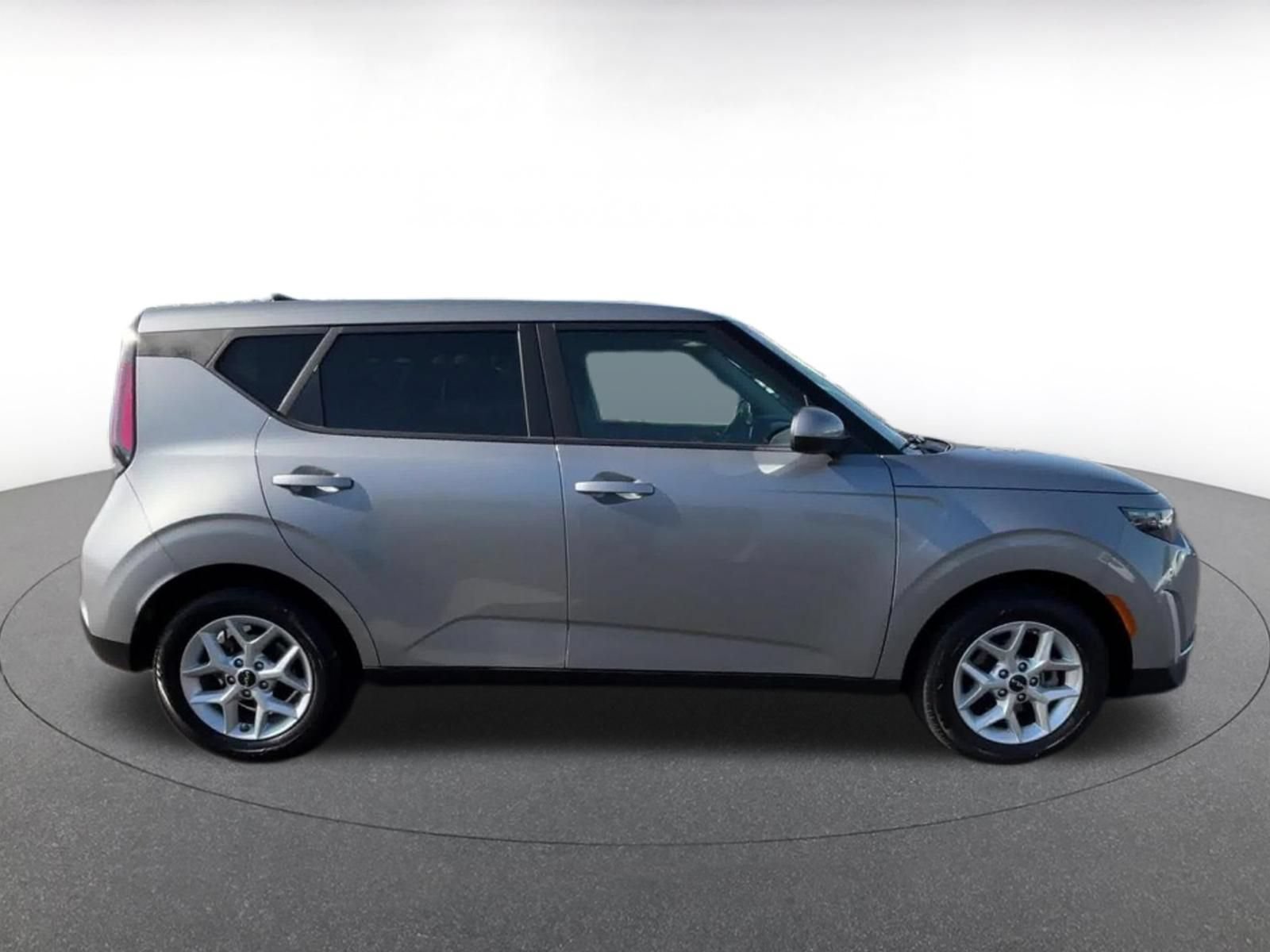 Used 2025 Kia Soul LX w/ LX Technology Package FWD image 16