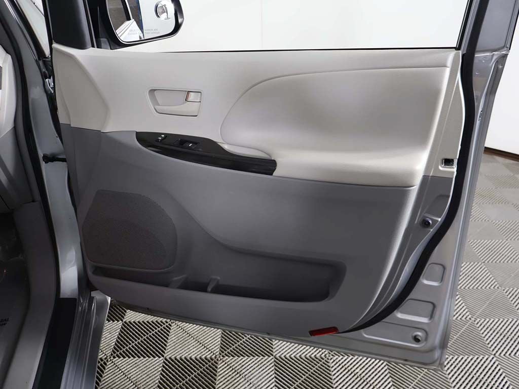 Used 2011 Toyota Sienna LE w/ Towing Pkg FWD image 20