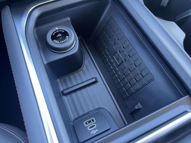 New 2025 Ford Expedition Active image 18